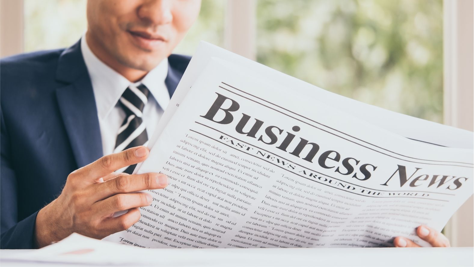 新聞を読んでいる様子