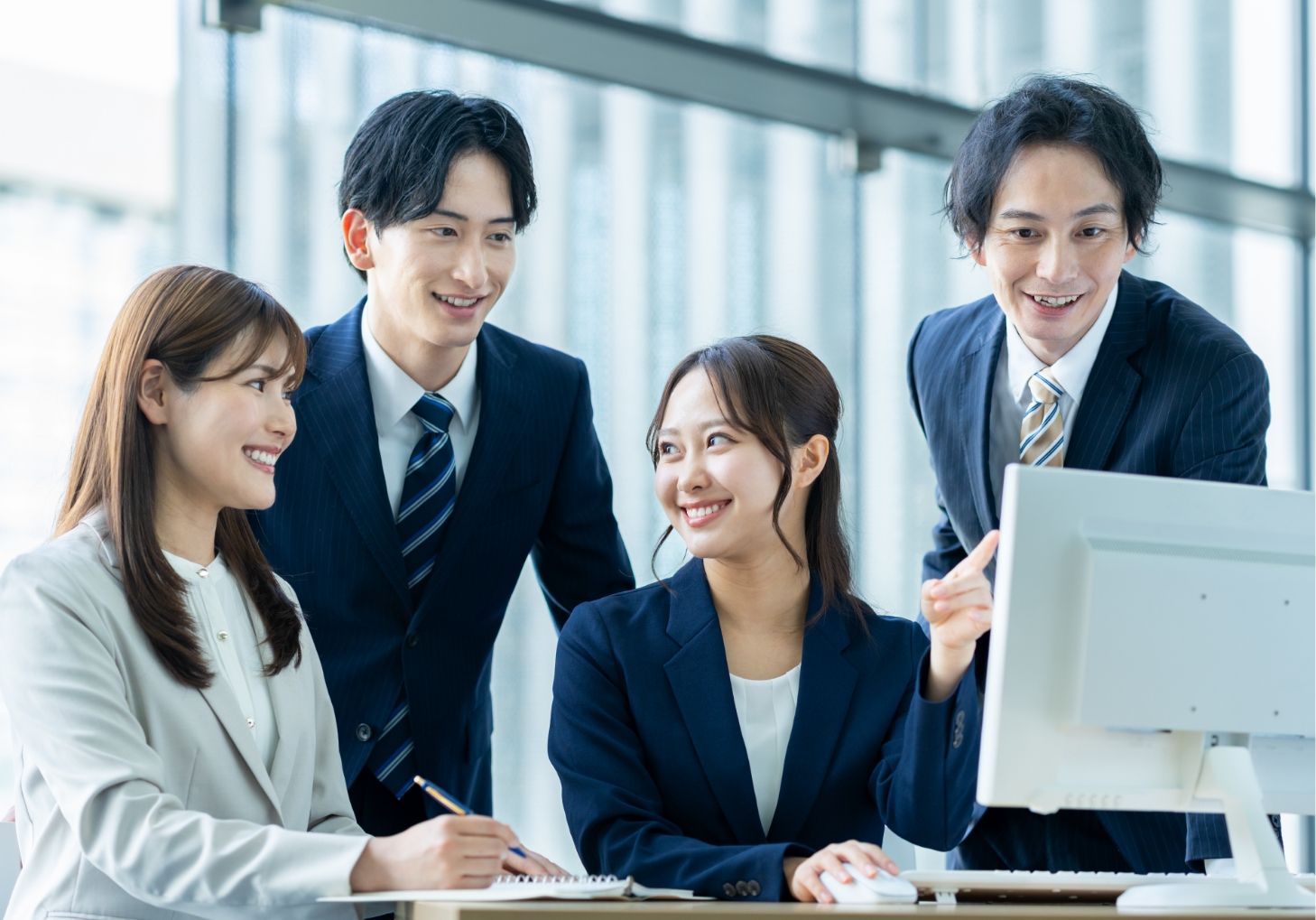 複数の社員が集まっている様子