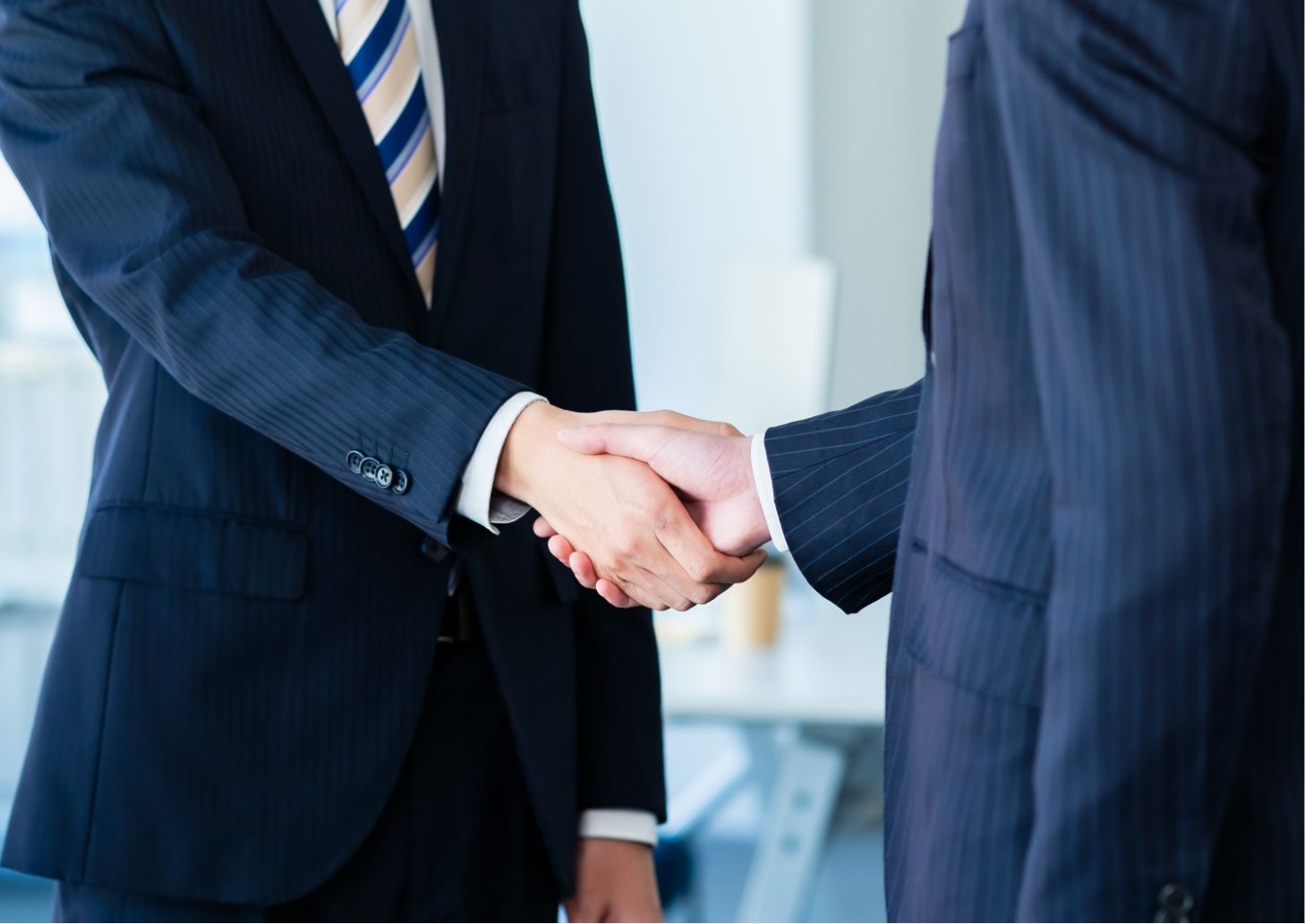 握手をしている様子