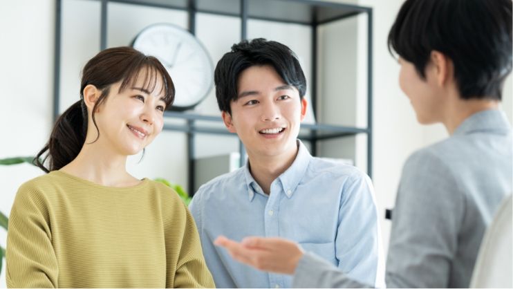 話し合っている様子の写真