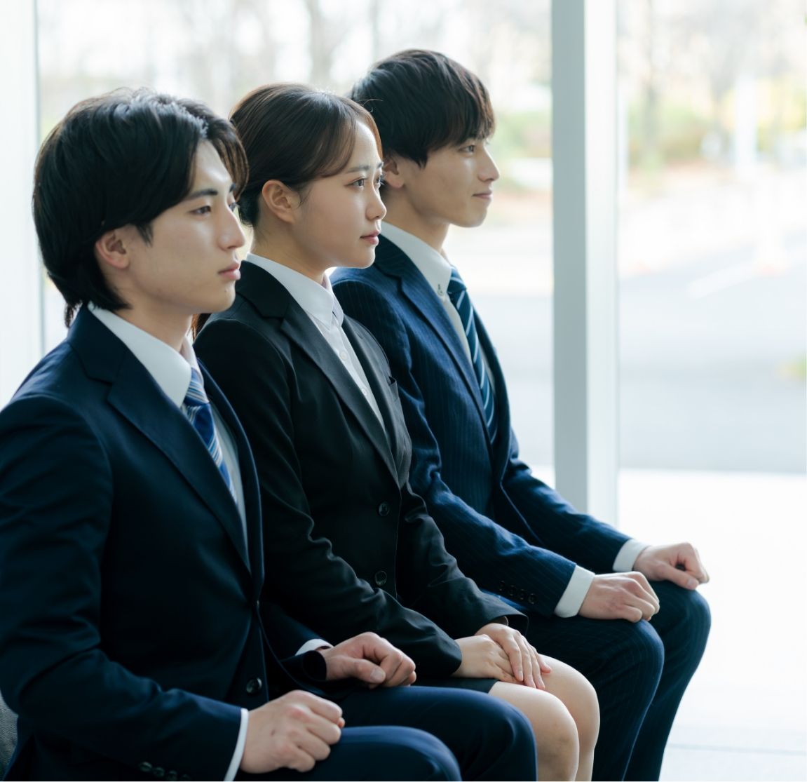 集団面接をしている人たちの画像